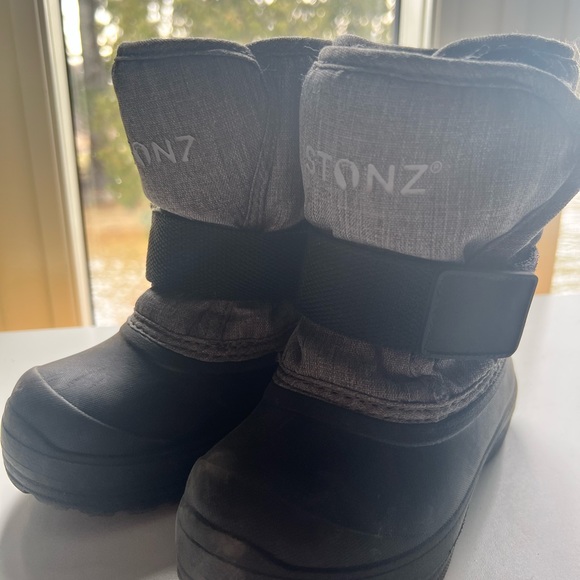 Toddler Size 9 Stonz Winter Boots - Picture 1 of 4